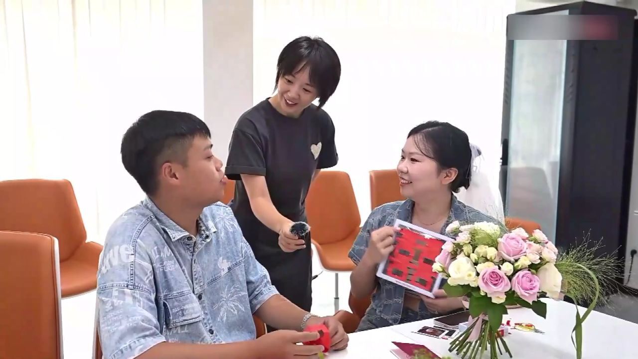 她:我们的小学同学 他:小学她就喜欢我了