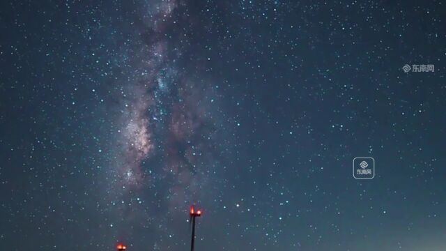 延时摄影 英仙座流星雨绽放夜空