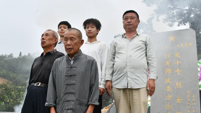 长竹园乡众村民中元节冒雨祭拜方永乐烈士