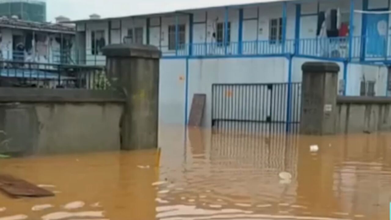 海南澄迈强降雨致工地积水严重,28人被紧急转移