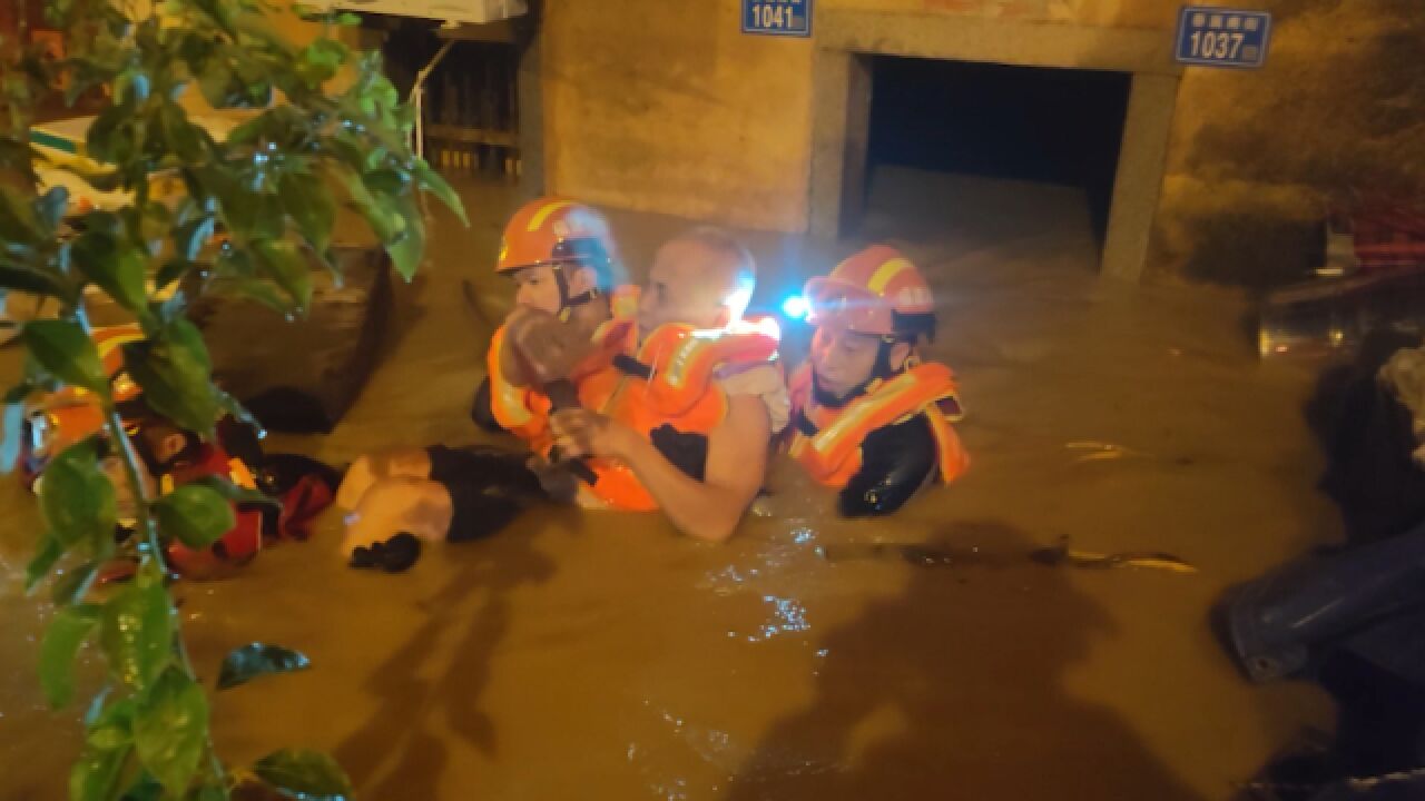 福建莆田遭遇强降雨致多地内涝,消防及胸深水中托举出被困老人