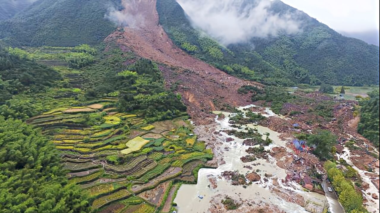 台风“海葵”带来特大暴雨 广西玉林三地发生山体滑坡致8人失联