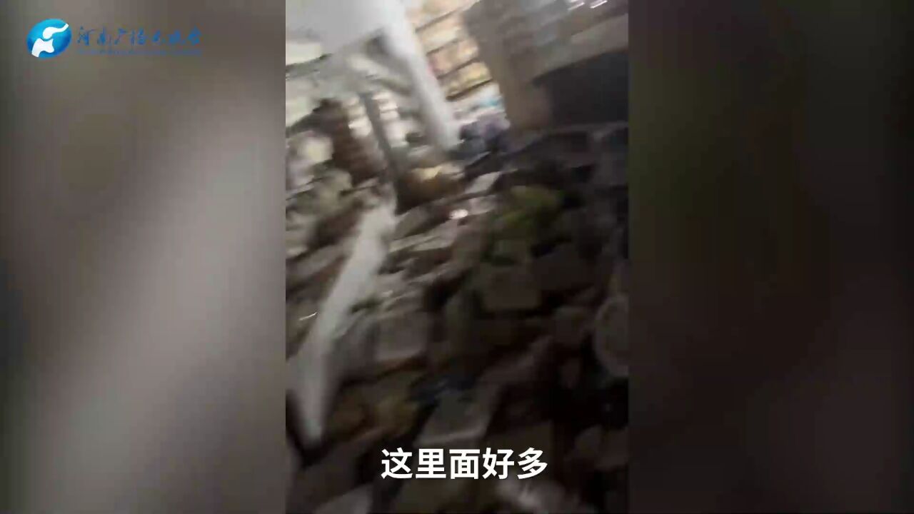 女子辛苦打拼15年批发店铺被淹 店主称浸泡货品损失超千万