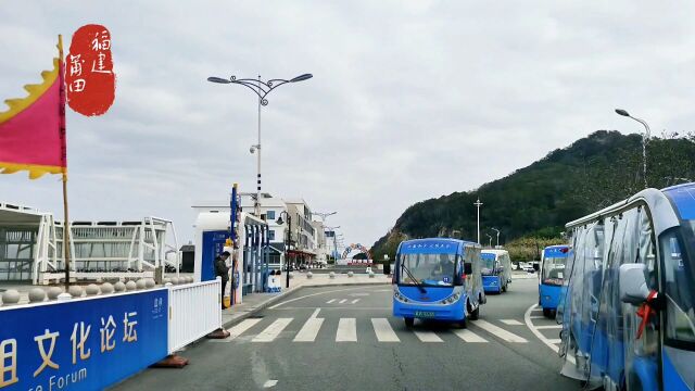 湄洲岛自古属于福建莆田,在台湾海峡西岸中部.车览湄洲岛(一)