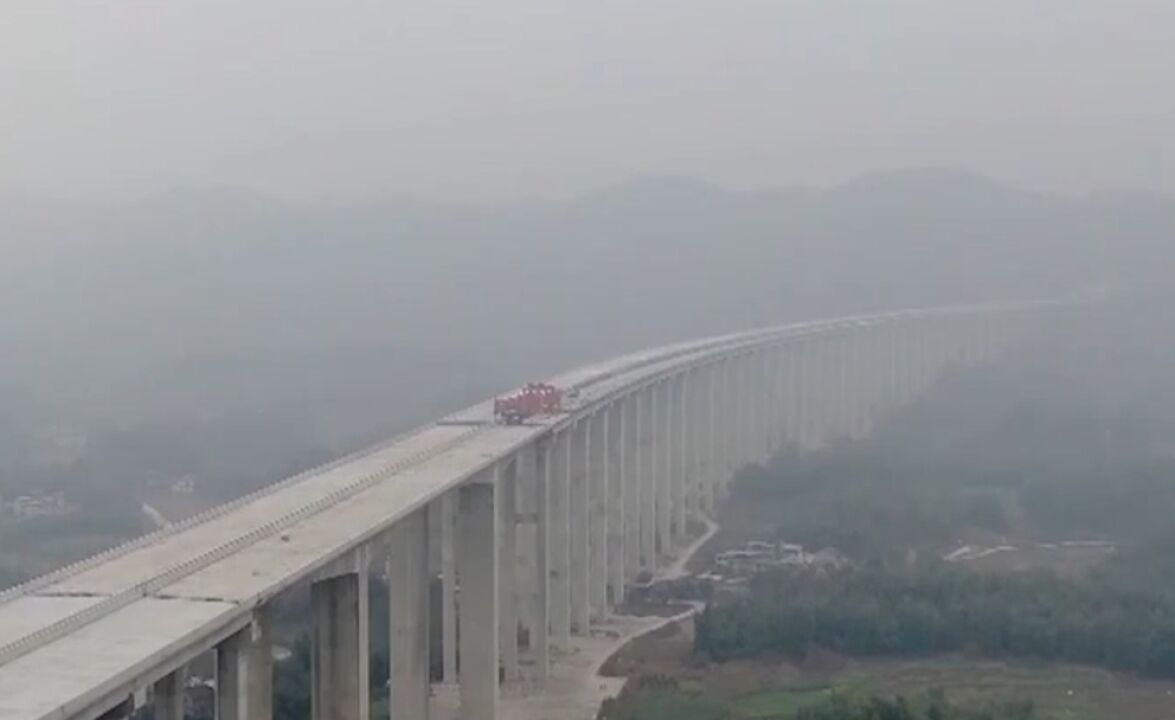 渝遂复线高速公路小安溪特大桥顺利贯通