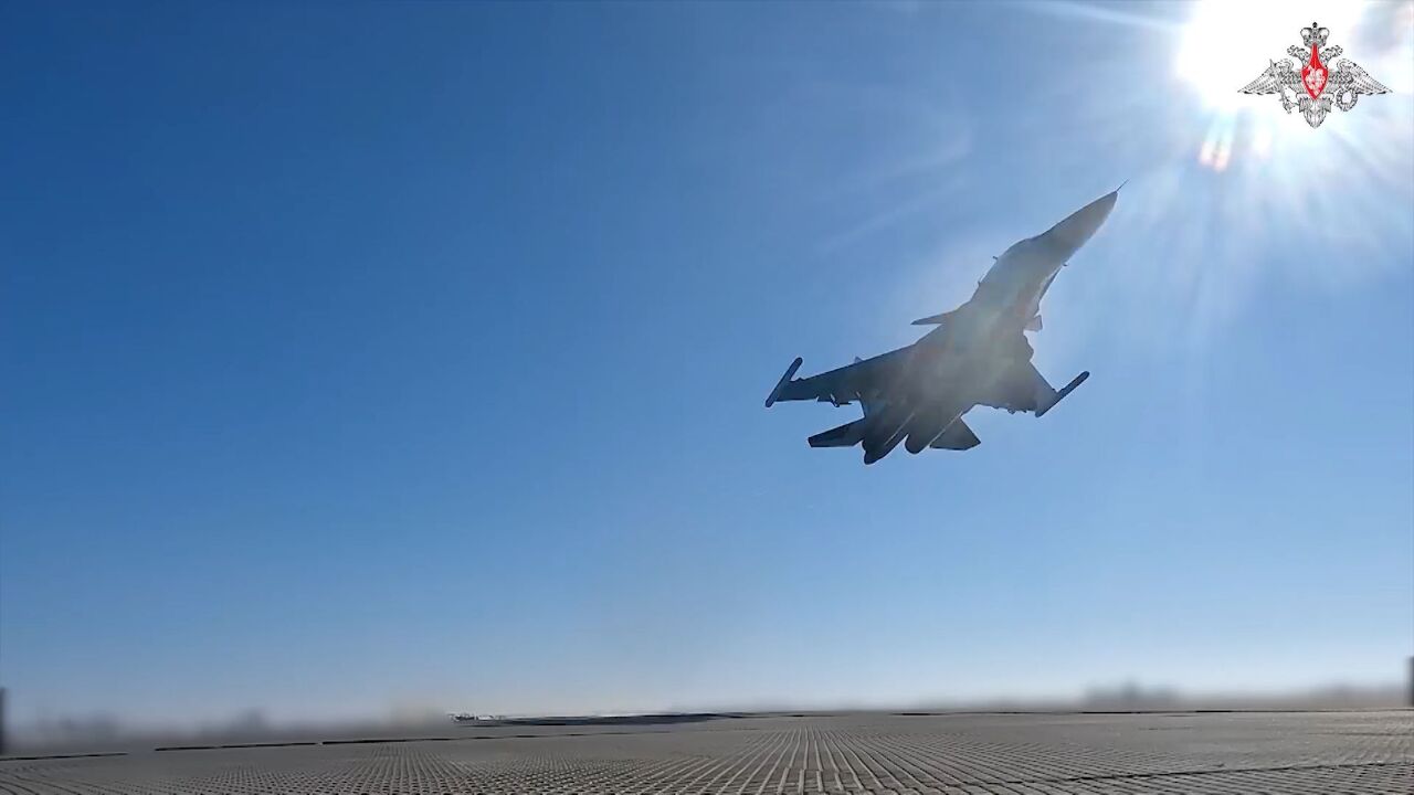 冲破云霄!俄军苏34战机呼啸起飞 高空投掷航空炸弹轰炸乌军指挥所