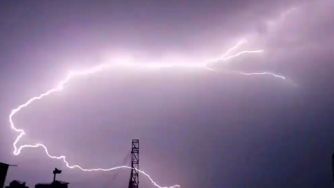 重庆深夜突遭狂风暴雨袭击:闪电破空雷声震天 铁皮屋顶被掀翻变形