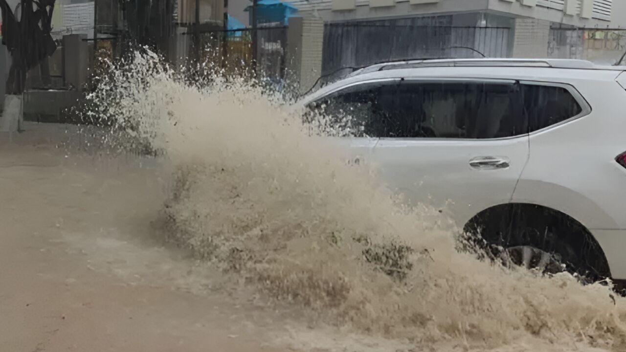 广东暴雨多地积水严重!医院被淹,有人被困车顶漂流