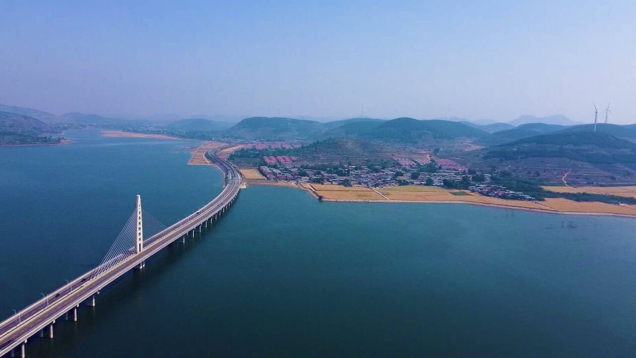 诗画山东丨初夏航拍枣庄灵芝湖 湖光景色尽收眼底