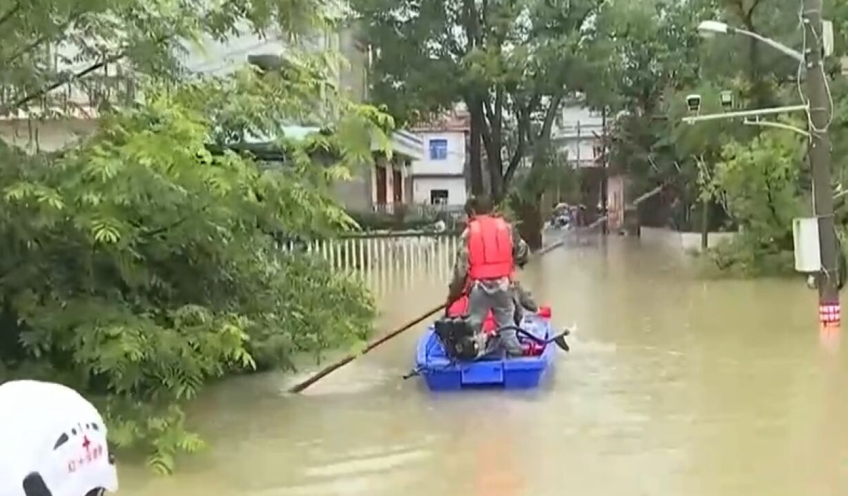 江西乐平:持续强降雨,河水倒灌致村庄被淹