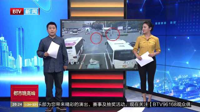 江苏常州:6岁女孩闯入路口 辅警箭步上前救援