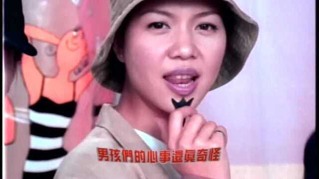 对面的男孩看过来