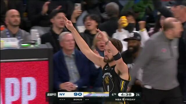 给主场观众吃下一颗定心丸！汤普森三分命中高举双手庆祝