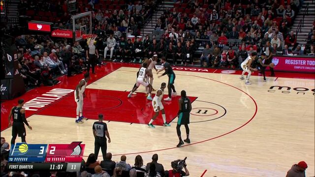 亮出招牌动作！利拉德底角漂移三分颜射防守