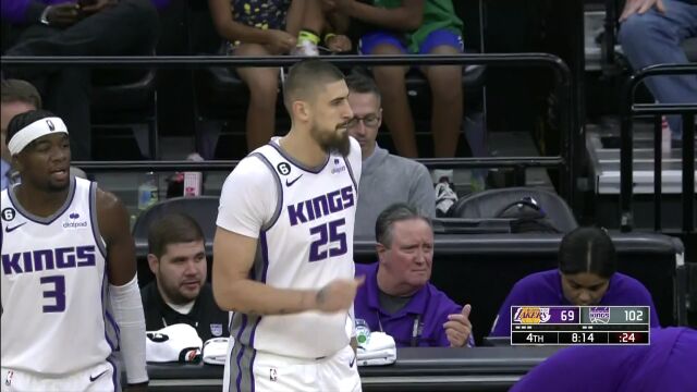 NBA季前赛：湖人vs国王第4节英文原声回放