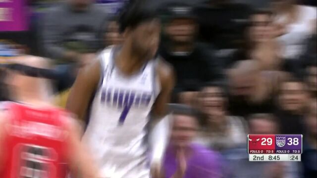 组织进攻也是一把好手 蒙克突破分球梅图双手暴扣