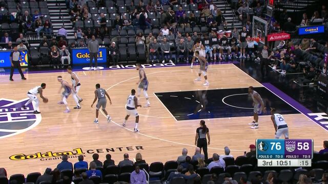 欧文三分急停三分空心入网 萨博尼斯捡球上篮2分入账