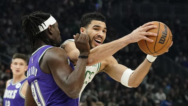 凯尔特人140-99雄鹿 双探花合砍70分绿军大胜雄鹿