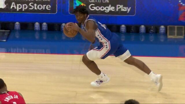 继续打出风驰电掣的进攻 马克西米尔顿连取4分