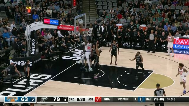 大将生来胆气豪 兰德尔冲入内线无视双人夹击强打建功