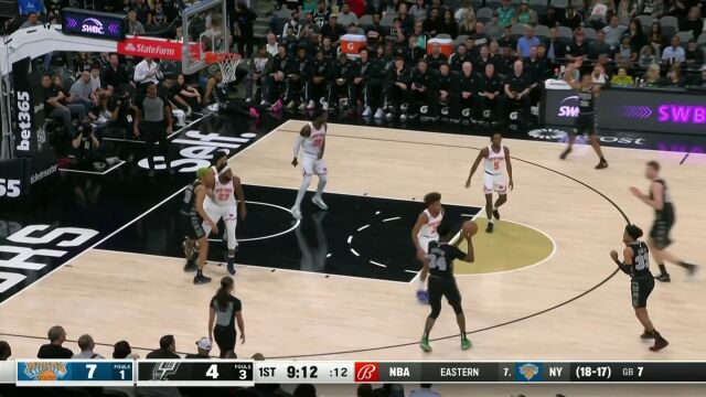 避重就轻潇洒飘逸 索汉甩开罗宾逊反手上篮建功