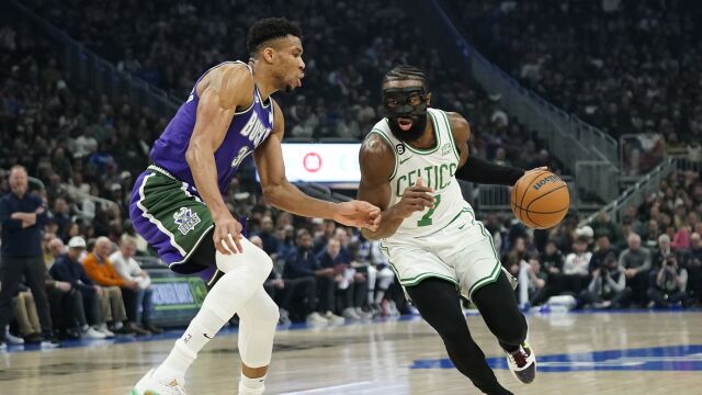 凯尔特人140-99雄鹿 双探花合砍70分绿军大胜雄鹿