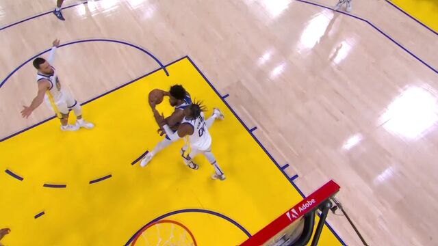 球场经验十足！恩比德假动作戏耍格林突破上篮造杀伤