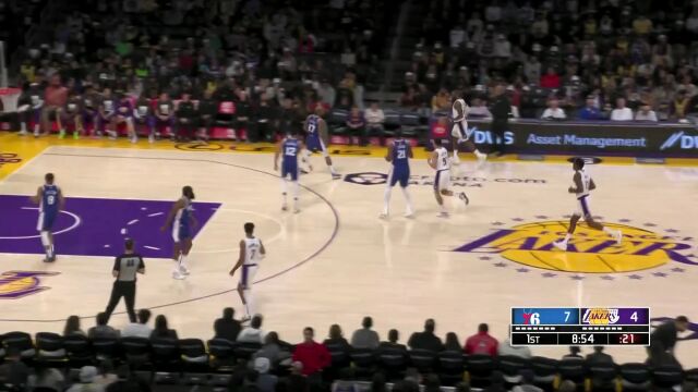 一脚油门踩到底 詹姆斯直杀内线突破上篮