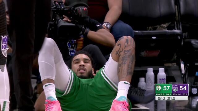 强硬突破打成2+1 塔图姆无视爱德华兹防守飞身突破