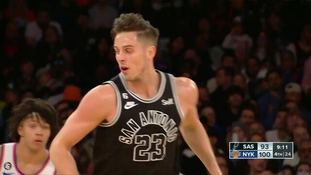 我也又帅又能打！扎克-科林斯身高臂长篮下搅乱得翻江倒海