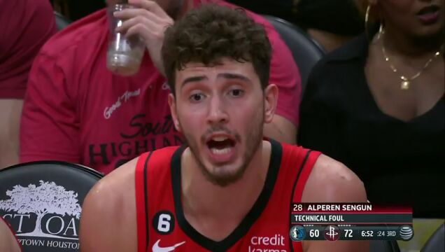 NBA常规赛：独行侠vs火箭第3节英文原声回放