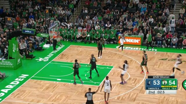 连续变向晃晕防守 拉塞尔弧顶三分命中反超比分