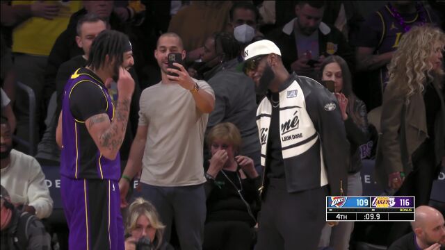 胜率达到50%喽！詹姆斯与浓眉在场边摇头摆尾庆祝胜利