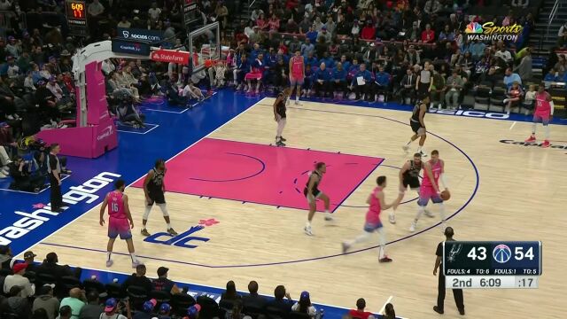 长驱直入无人拦截 波尔津尼斯双手暴扣肆虐篮筐