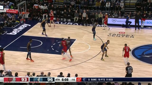 关键时刻力挽狂澜 利拉德突破抛投2+1挽回颓势