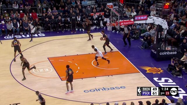 完美节奏灵动突破 约翰逊撕裂篮网防线强硬打成2+1