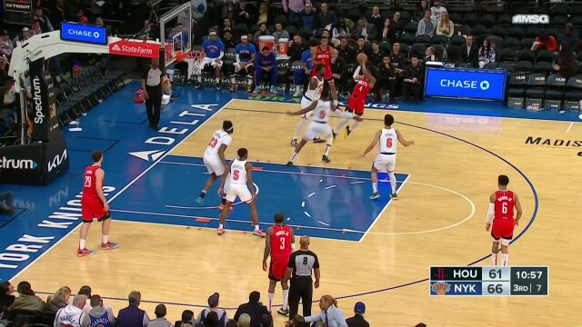 如入无人之境！小史密斯突进篮下轻松双手扣篮