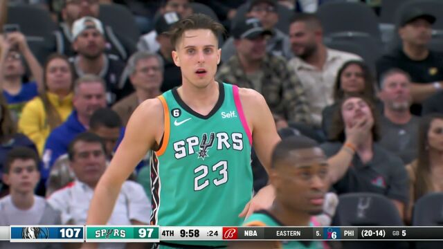 长得帅打球也强硬 科林斯二次进攻直接完成双手暴扣