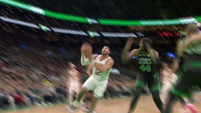 罗威镇守篮下送出排球大帽 布朗身如游鱼上篮2+1技惊四座