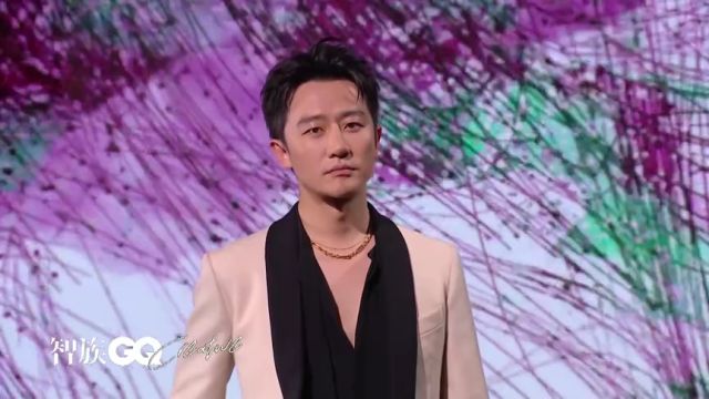 黄轩V领西装套装亮相GQ派对红毯,金项链展现“大哥”的反转魅力