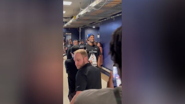 巴特勒一身李宁装！T恤前写：带我们去那儿，背后写：再赢四场