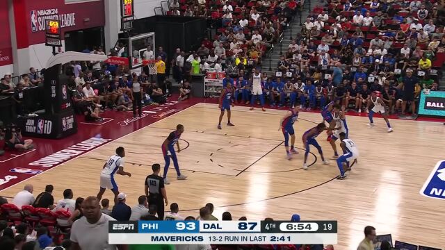 身壮如牛 迈尔斯强硬顶开防守上篮建功