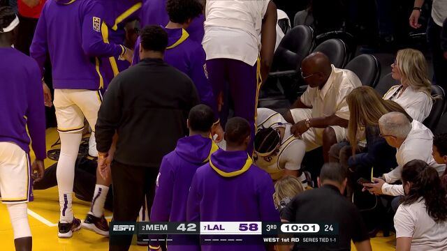 还好没事！摄像大哥好心帮扶不料肘击浓眉嘴部导致流血