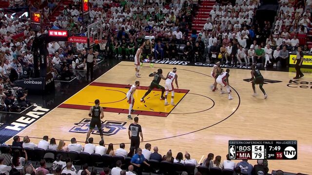 坚持住不气馁！格威虚晃一枪突破抛投得手