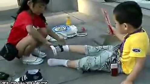 【腾讯视频】 小男孩尿裤子后小女孩帮忙换，小男孩一脸尴尬，太可爱了