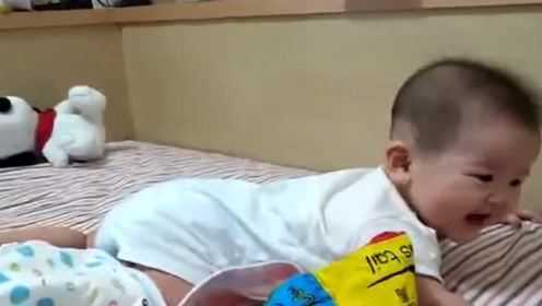 宝宝不愿意睡觉，被妈妈打屁股，还笑得这么开心，可爱爆了