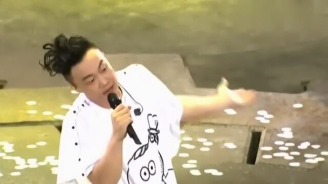 陈奕迅现场演唱《每一个明天》真的太好听了 满满的感动