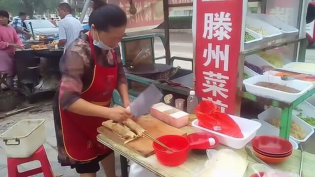 山东省荷泽市成武县大街上滕州菜煎饼制作过程