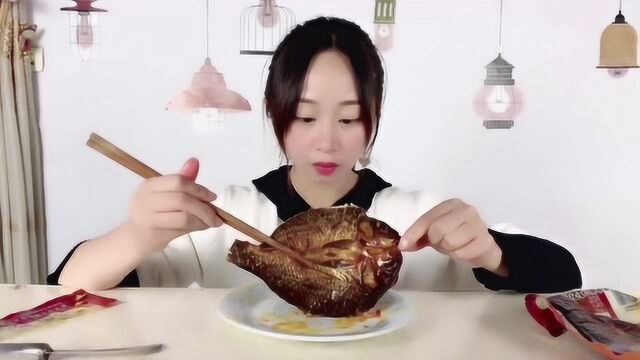 妹子试吃“洞庭湖酱板鱼”,湖南的零食,为什么都这么辣?