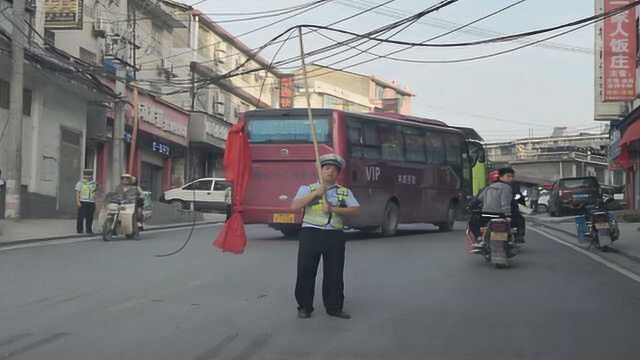 国庆返程路上线缆垂落,民警托举3小时保畅通